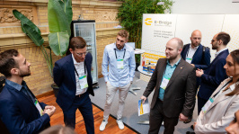 Menschen unterhalten sich an einem Ausstellungsstand