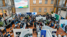 Menschen in der Ausstellung des Treffpunkt Netze 2023