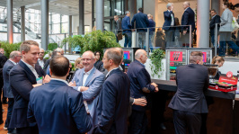 Menschen in der Ausstellung des Treffpunkt Netze 2023
