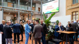 Menschen in der Ausstellung des Treffpunkt Netze 2023