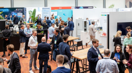Menschen in der Ausstellung des Treffpunkt Netze 2023