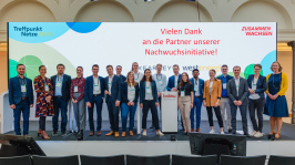 Gruppenfoto der BDEW-Nachwuchsinitiative auf der Bühne des Treffpunkt Netze 2023