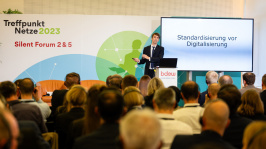 ein Mann hält einen Impulsvortrag in einem Silent-Forum auf dem Treffpunkt Netze 2023