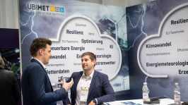 Zwei Männer unterhalten sich am Ausstellungsstand beim Treffpunkt Netze 2025