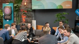 Junge Menschen unterhalten sich in der Nachwuchslounge auf dem Treffpunkt Netze 2025