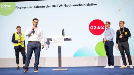 Teilnehmende der BDEW-Nachwuchsinitiative stellen ein Projekt vor auf der Bühne des Treffpunkt Netze 2025