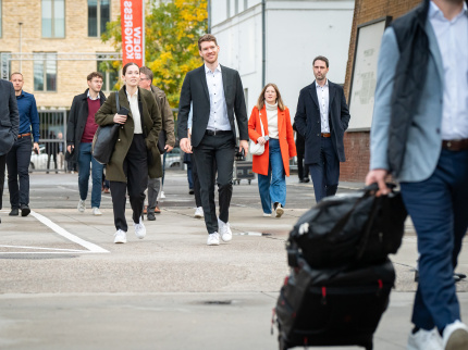 Menschen laufen über den Hof der STATION-Berlin