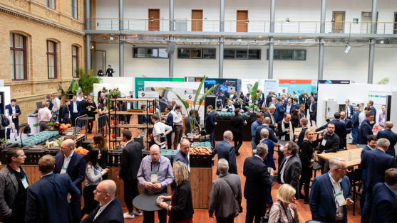 Menschen in der Ausstellung des Treffpunkt Netze 2023