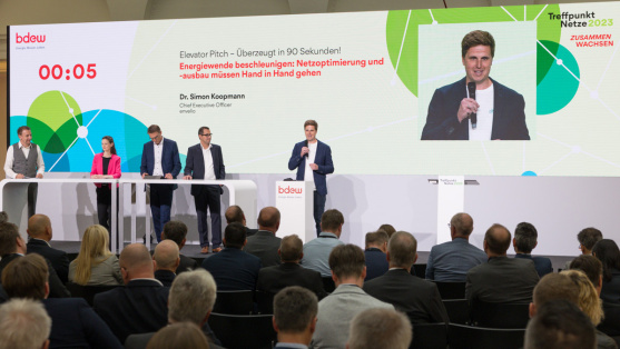 ein Mann gibt einen Pitch auf dem Treffpunkt Netze 2023