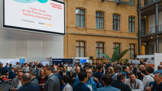 Menschen in der Ausstellung des Treffpunkt Netze 2023
