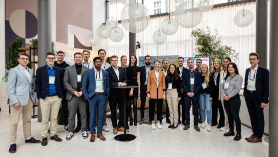 Gruppenfoto der BDEW-Nachwuchsinitiative in der Nachwuchslounge des Treffpunkt Netze 2023