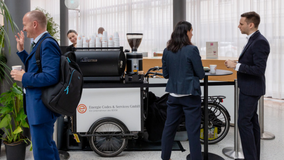 Menschen unterhalten sich vor einem Coffeebike