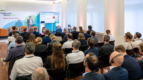 Podiumsdiskussion in einem Silent-Forum des Treffpunkt Netze 2023
