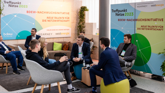 Junge Menschen unterhalten sich in der Nachwuchslounge des Treffpunkt Netze 2023