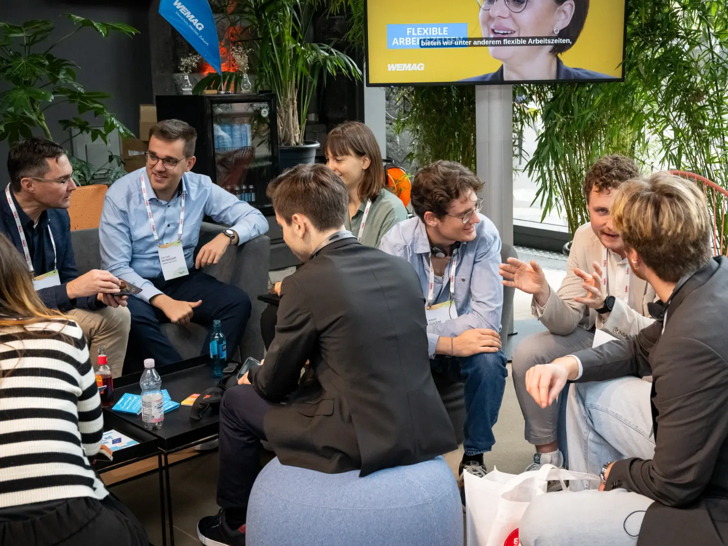 Junge Menschen unterhalten sich auf dem Treffpunkt Netze 2025