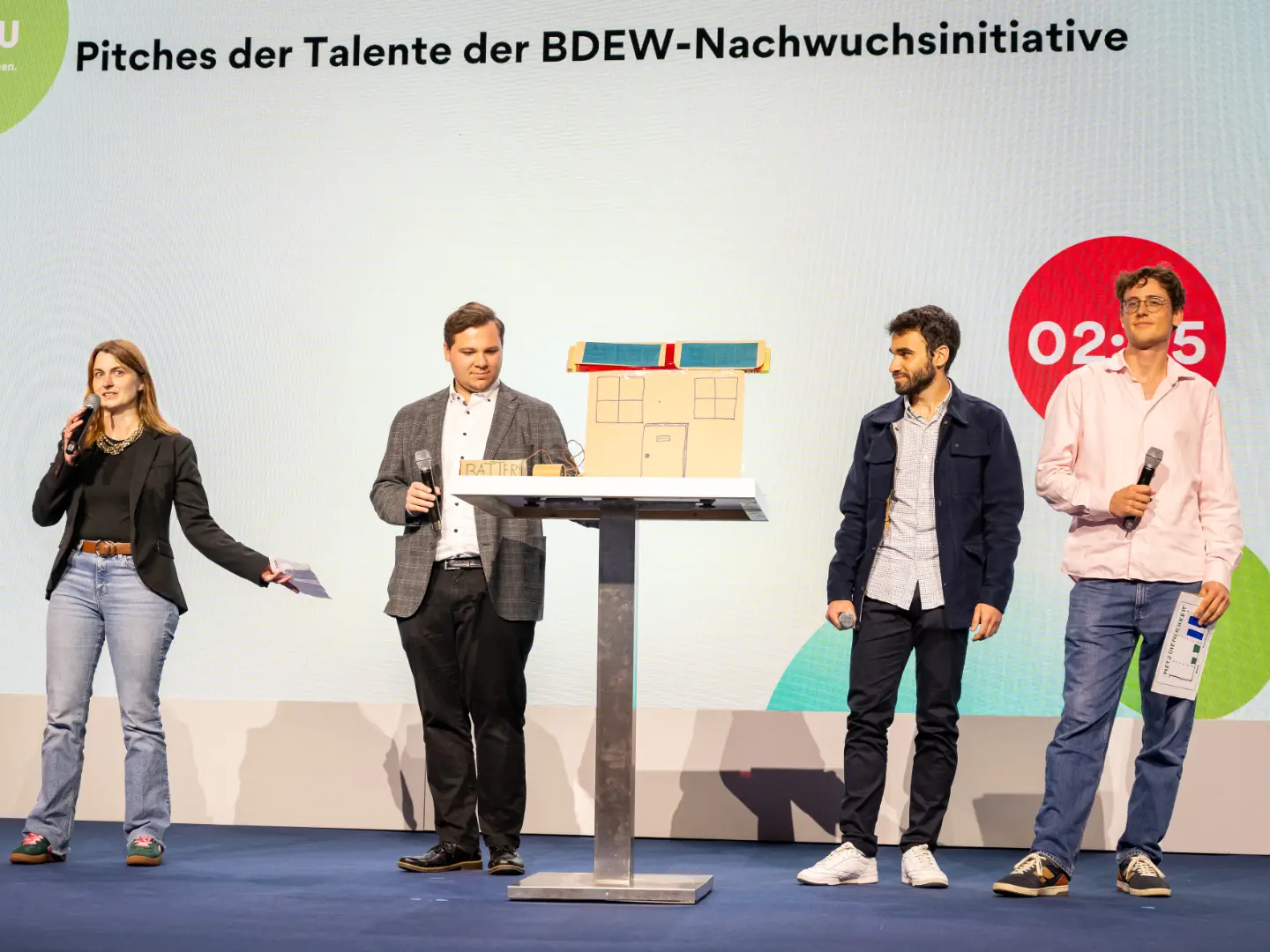 Teilnehmende der BDEW-Nachwuchsinitiative stellen ein Projekt vor auf der Bühne des Treffpunkt Netze 2025
