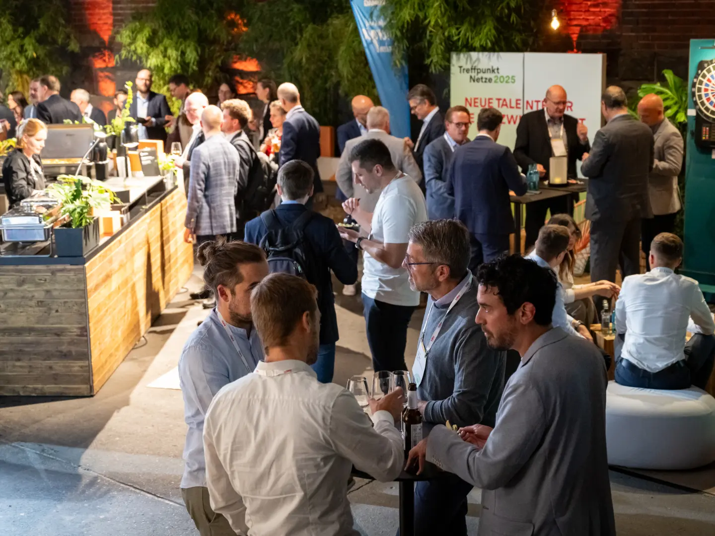 Menschen un6terhalten sich auf der Abendveranstaltung des Treffpunkt Netze 2025