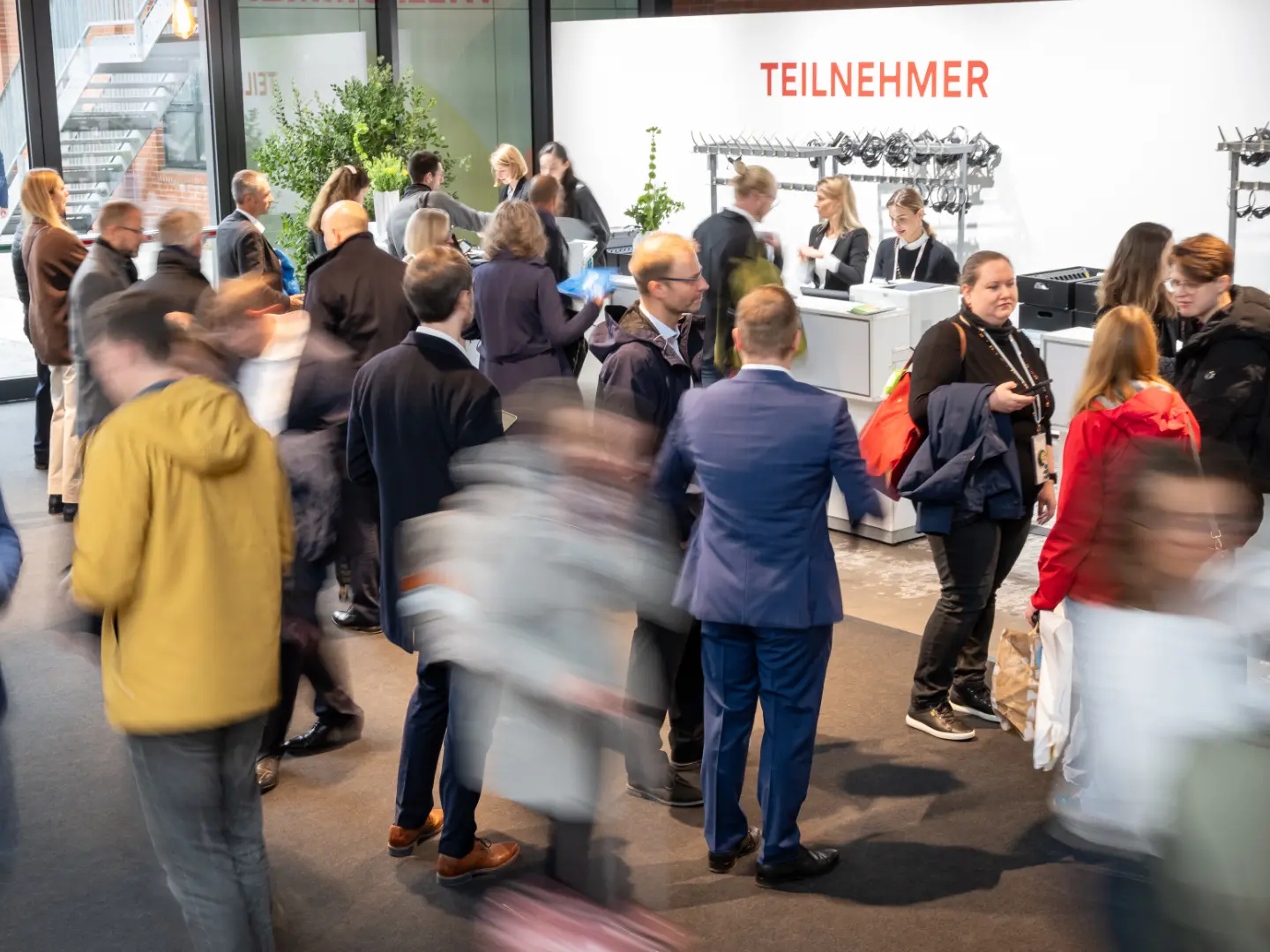 Menschen stehen an der Akkreditierung an